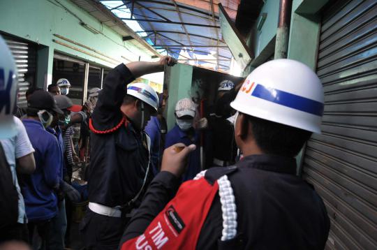 Puluhan kios di Stasiun Pasar Minggu dibongkar petugas PT KAI