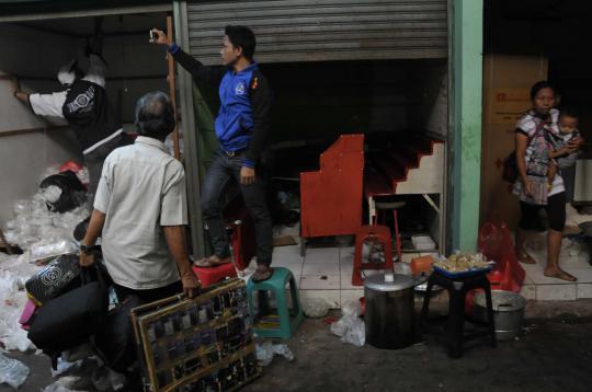 Puluhan kios di Stasiun Pasar Minggu dibongkar petugas PT KAI