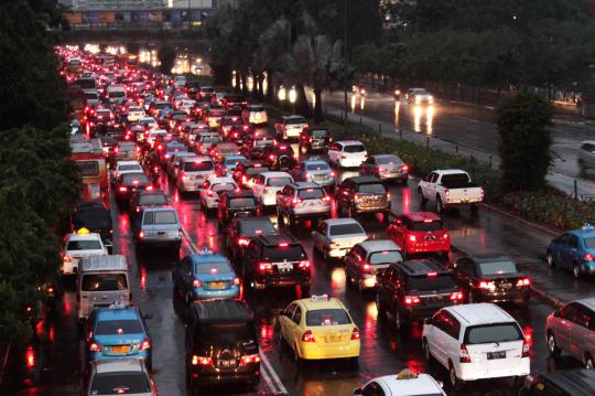 Diguyur hujan, lalu lintas Sudirman-Thamrin padat merayap