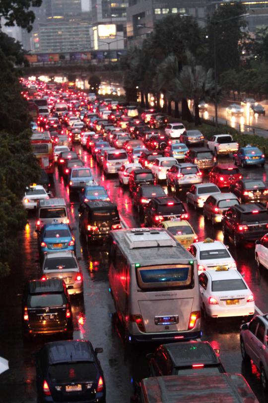 Diguyur hujan, lalu lintas Sudirman-Thamrin padat merayap