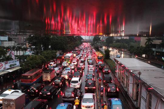 Diguyur hujan, lalu lintas Sudirman-Thamrin padat merayap