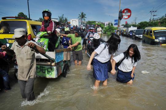 Kawasan Ciledug tergenang banjir, arus lalu lintas macet 