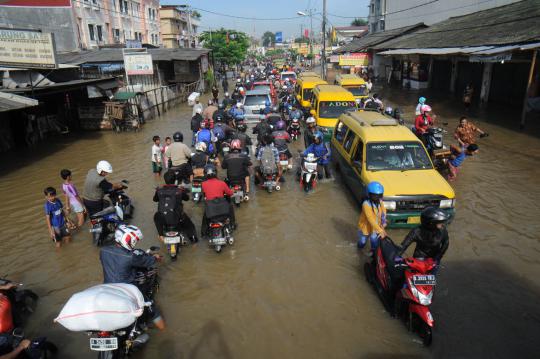 Kawasan Ciledug tergenang banjir, arus lalu lintas macet 