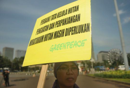 Sambut Hari Bumi, aktivis Greenpeace gelar aksi jalan mundur