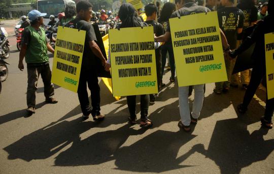 Sambut Hari Bumi, aktivis Greenpeace gelar aksi jalan mundur