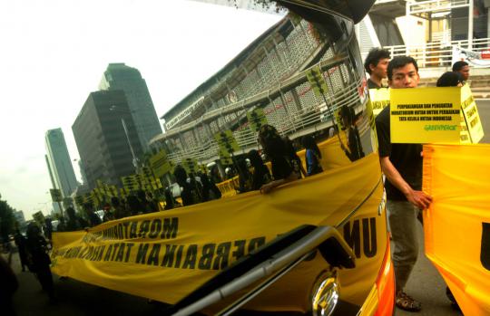 Sambut Hari Bumi, aktivis Greenpeace gelar aksi jalan mundur