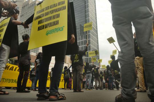 Sambut Hari Bumi, aktivis Greenpeace gelar aksi jalan mundur