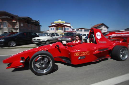 Demi mengejar mimpi, seorang pria merakit sendiri mobil F1