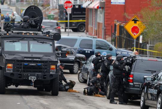 Tim SWAT kepung tempat persembunyian pelaku bom Boston 