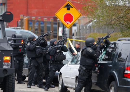 Tim SWAT kepung tempat persembunyian pelaku bom Boston 