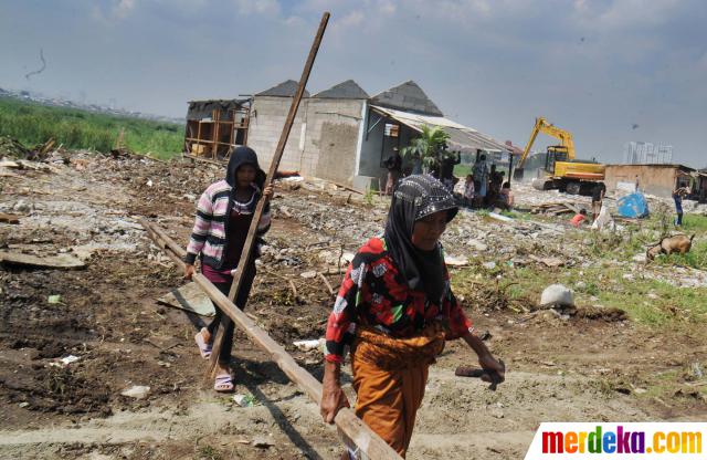 Foto : Buldozer ratakan permukiman warga di pinggiran 