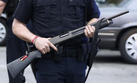 Berbagai senjata tim SWAT saat penyerbuan pelaku bom Boston