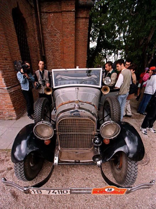 Pameran mobil antik dalam 'Retromobil on the wine road 2013'