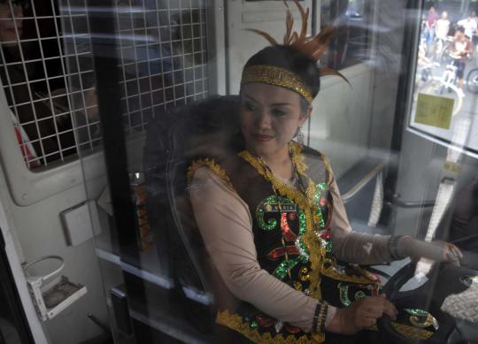 Hari Kartini, pramudi Transjakarta kenakan pakaian adat