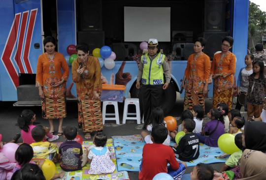 Hari Kartini, pramudi Transjakarta kenakan pakaian adat