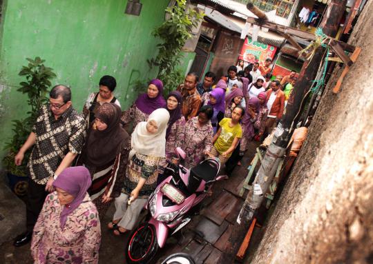 Mensos kunjungi para lansia di Bukit Duri Jakarta