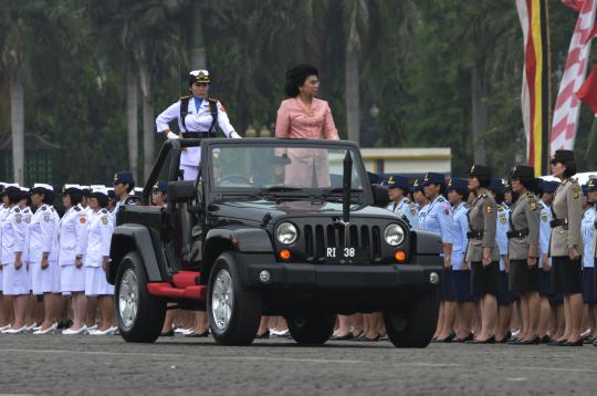 Aksi prajurit wanita TNI-Polri di apel gabungan HUT Kartini