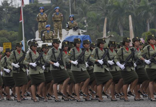 Aksi prajurit wanita TNI-Polri di apel gabungan HUT Kartini