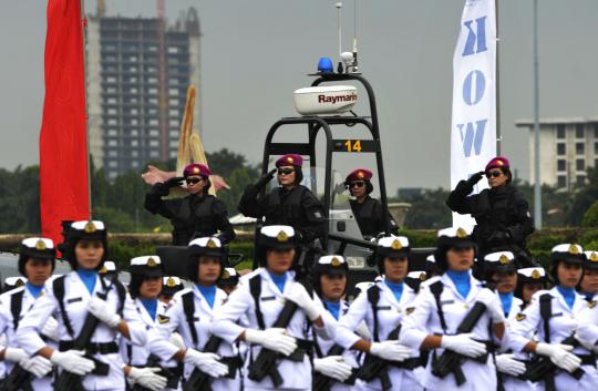 Aksi prajurit wanita TNI-Polri di apel gabungan HUT Kartini