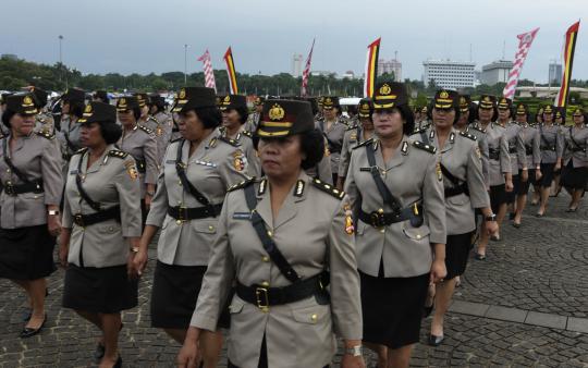 Aksi prajurit wanita TNI-Polri di apel gabungan HUT Kartini