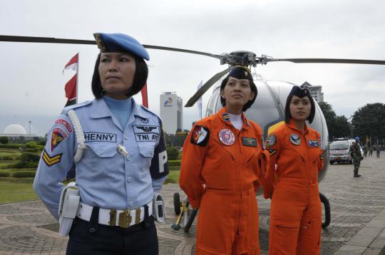 Aksi prajurit wanita TNI-Polri di apel gabungan HUT Kartini