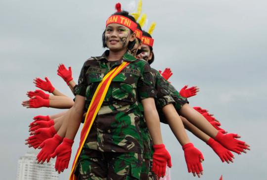 Atraksi beladiri prajurit cantik TNI di HUT Kartini