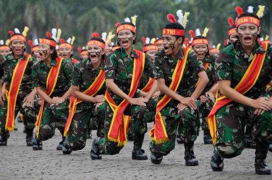 Atraksi beladiri prajurit cantik TNI di HUT Kartini