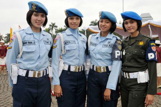 Usai apel, para prajurit cantik TNI berfoto bersama