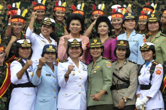 Usai apel, para prajurit cantik TNI berfoto bersama