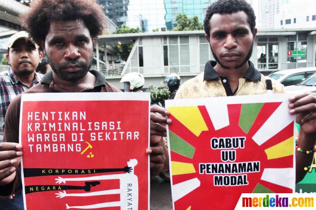Dua aktivis dari National Papua Solidarity (Napas) memampang poster tuntutan mereka saat unjuk rasa di depan kantor PT Freeport Plaza 89, Jakarta, Senin (22/4). 
