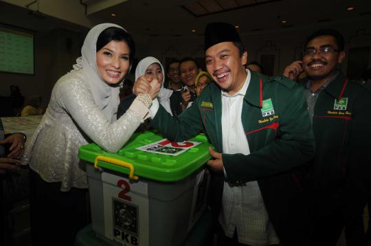 Didampingi artis Arzeti, PKB Serahkan DCS ke KPU