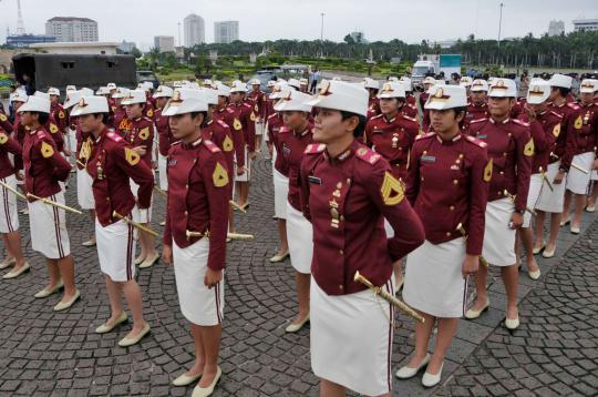 Aksi prajurit cantik TNI di HUT Kartini (2)