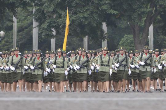 Aksi prajurit cantik TNI di HUT Kartini (2)