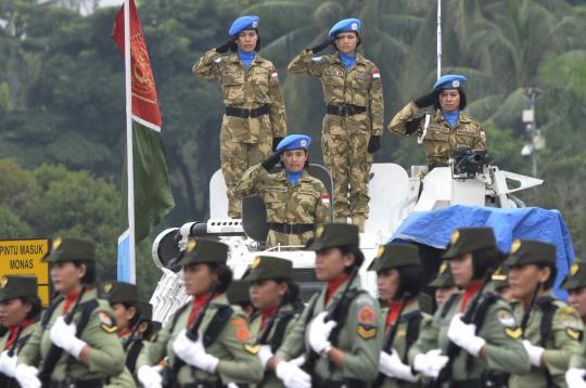 Aksi prajurit cantik TNI di HUT Kartini (2)