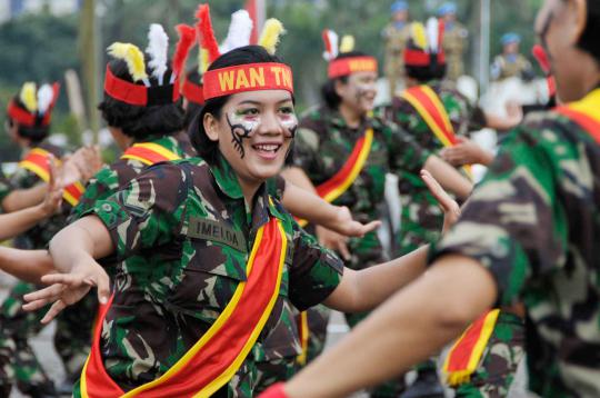 Aksi prajurit cantik TNI di HUT Kartini (2)