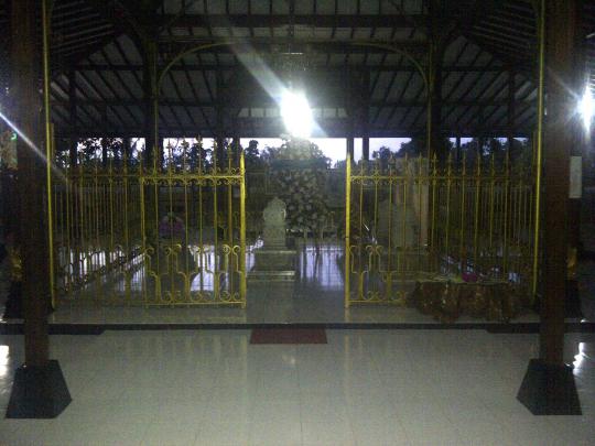 Meminta berkah di makam RA Kartini