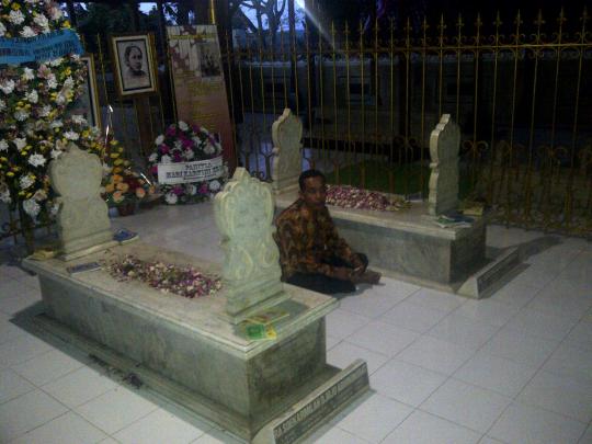 Meminta berkah di makam RA Kartini