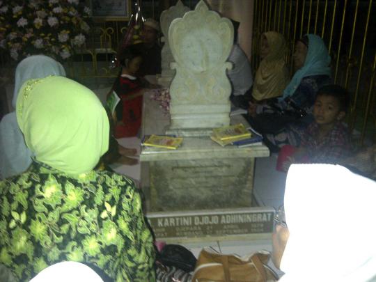 Meminta berkah di makam RA Kartini