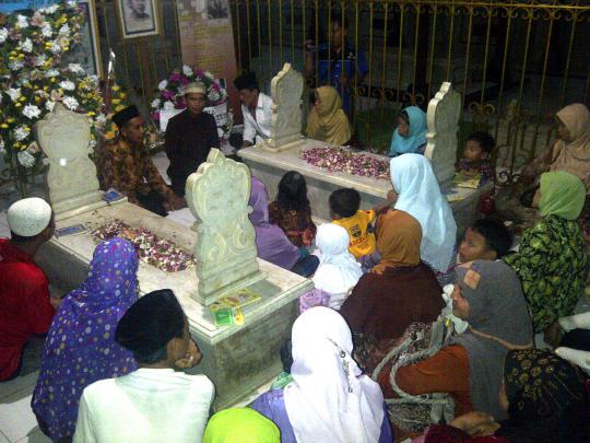 Meminta berkah di makam RA Kartini