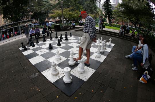 Main catur raksasa di Hyde Park Sydney