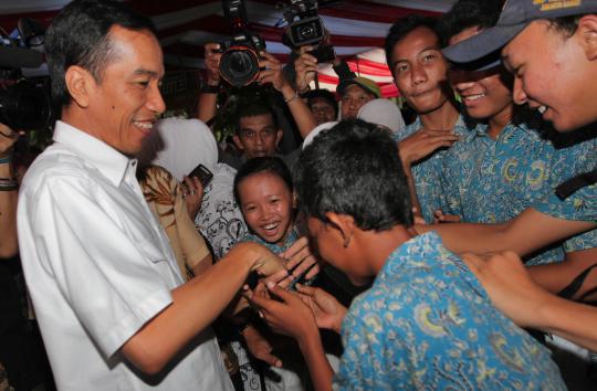 Cara unik Jokowi silaturahmi dengan murid SMP