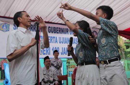 Cara unik Jokowi silaturahmi dengan murid SMP