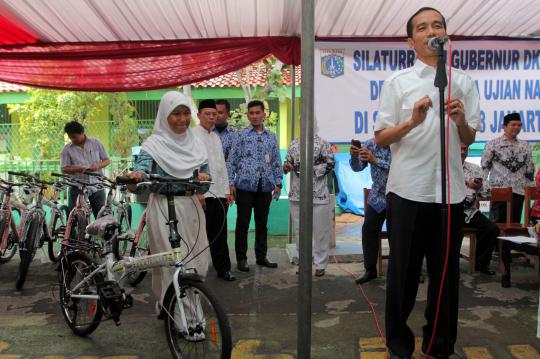 Cara unik Jokowi silaturahmi dengan murid SMP