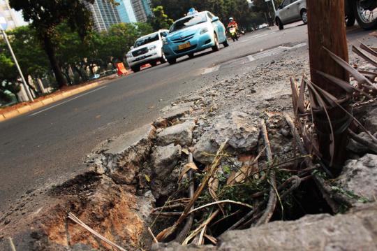 Lubang raksasa di jalan protokol Ibu Kota