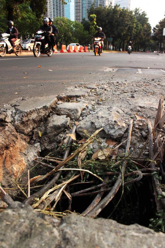 Lubang raksasa di jalan protokol Ibu Kota