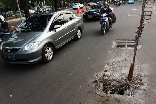 Lubang raksasa di jalan protokol Ibu Kota