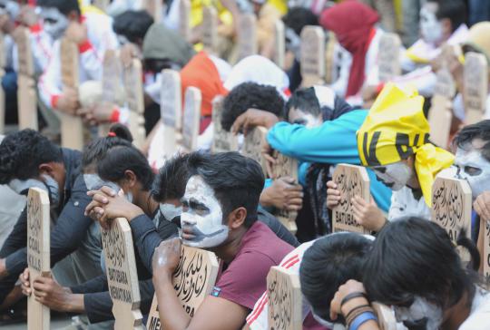 Ratusan warga Batang kirim nisan kuburan ke Kemenko Perekonomian