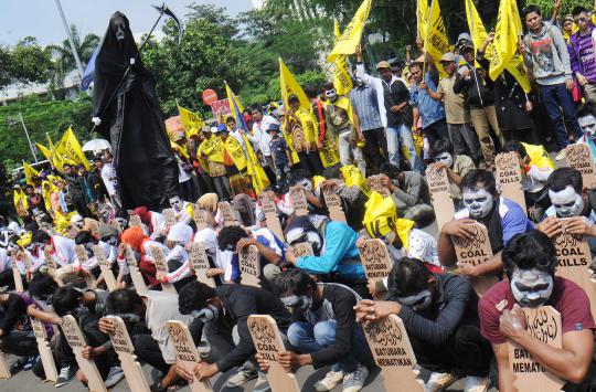Ratusan warga Batang kirim nisan kuburan ke Kemenko Perekonomian