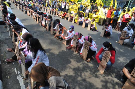 Ratusan warga Batang kirim nisan kuburan ke Kemenko Perekonomian