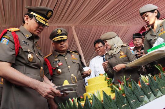 Ahok potong tumpeng di HUT Satpol PP di Monas